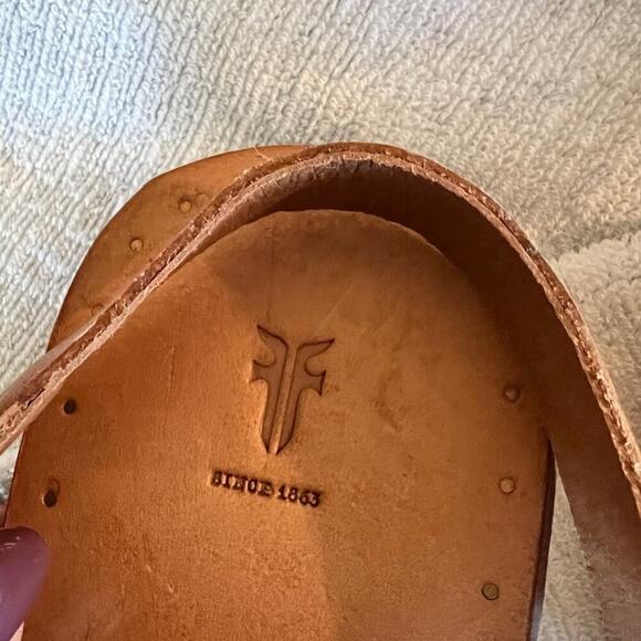 FRYE women’s leather size 9 sandals, flats with adjustable strap - Picture 7 of 10
